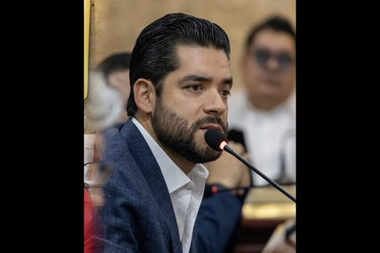 Cheto Alvarado celebra el aumento salarial a policías como una inversión en seguridad y confianza ciudadana